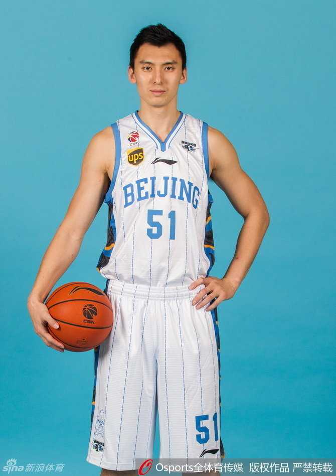 京城王朝的黄金记忆:回顾北京首钢四年三冠的荣耀瞬间 射手王骁辉手起刀落三分命中,作为北京队防守尖兵的他,在进攻端同样能用冷血投射给予对手致命一击。