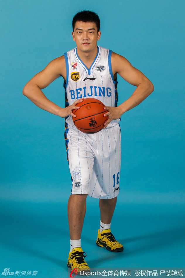 京城王朝的黄金记忆:回顾北京首钢四年三冠的荣耀瞬间 传奇外援马布里单膝跪地,神情专注地给年轻后卫方硕讲解战术,这一跪,跪出了北京篮球的精神传承与未来希望。