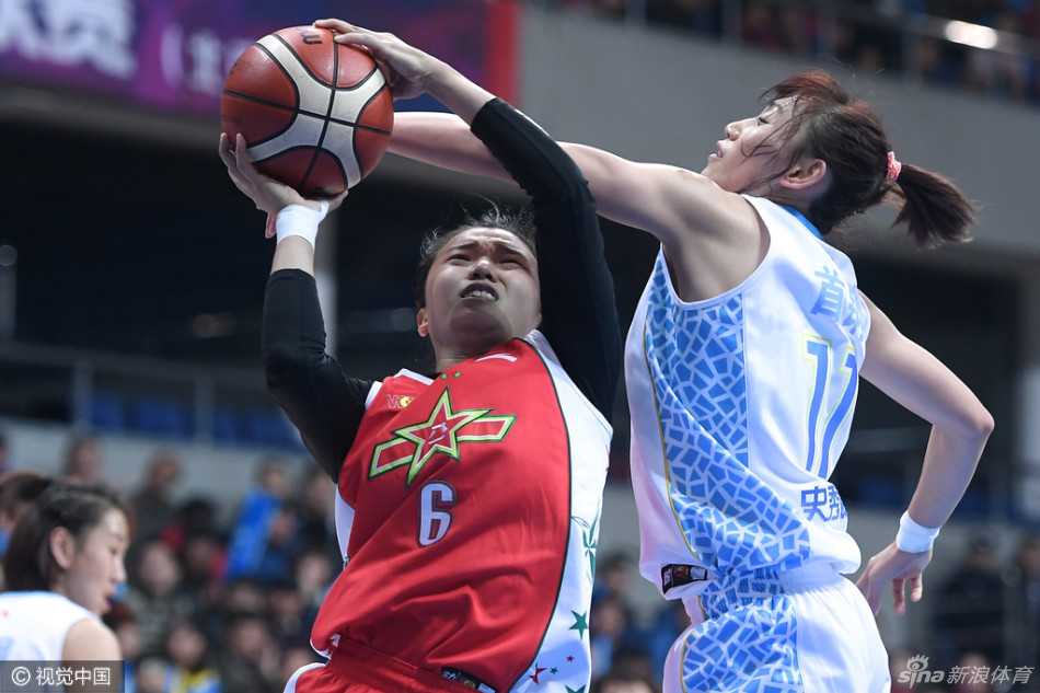 京城玫瑰与军旅之花:回首京八女篮巅峰对决的燃情岁月 电光石火间,北京首钢球员腾空而起,面对八一队的严密防守,以一记柔和的上篮挑战篮筐高度。