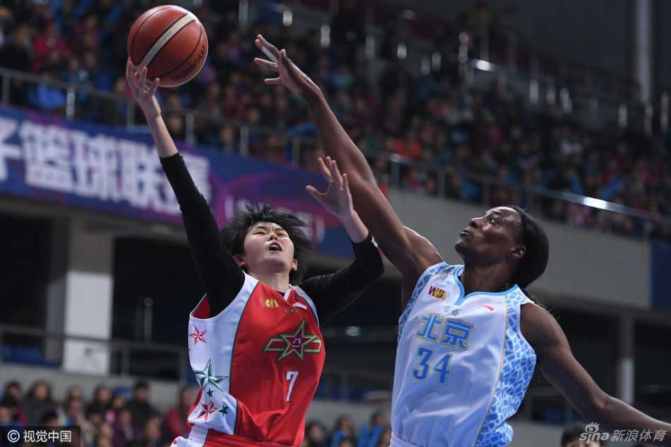 京城玫瑰与军旅之花:回首京八女篮巅峰对决的燃情岁月 首钢与八一的战士们眼神坚毅,在篮下展开针尖对麦芒的肌肉碰撞,空气中都弥漫着互不相让的火药味。