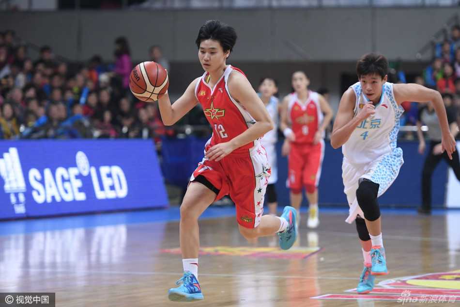京城玫瑰与军旅之花:回首京八女篮巅峰对决的燃情岁月 面对对手的强势上篮,北京首钢球员高高跃起,用顽强的防守筑起禁飞区,彰显卫冕冠军的决心。