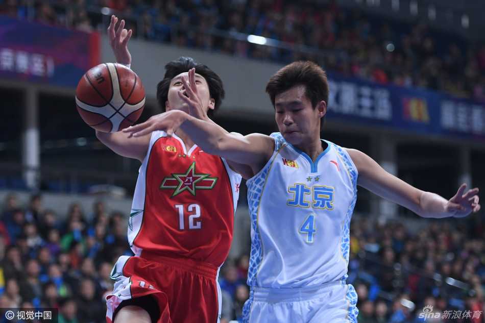 京城玫瑰与军旅之花:回首京八女篮巅峰对决的燃情岁月 篮球划过空中,画出完美抛物线,在这投射瞬间,全场目光都凝固在篮筐之上,等待着命运的宣判。