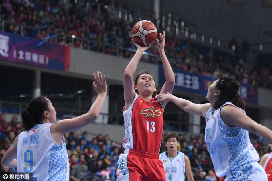 京城玫瑰与军旅之花:回首京八女篮巅峰对决的燃情岁月 八一队球员加速突破,如离弦之箭般掠过场地,试图在电光火石间撕开北京首钢的钢铁防线。