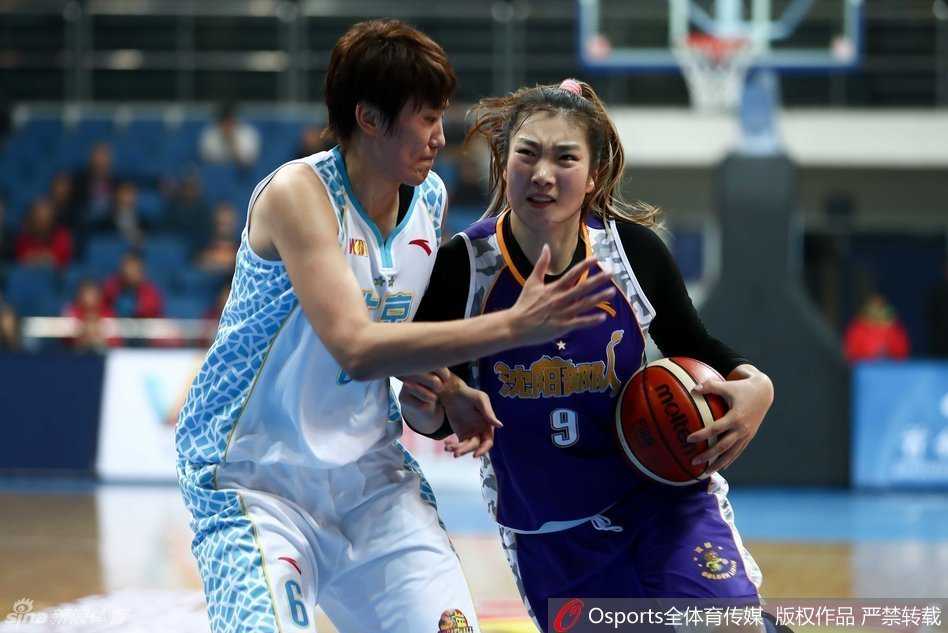 京城玫瑰主场绽放 许利民麾下女篮力擒沈部取连胜 外援中锋在内线接球后背身单打,利用强壮的身体扛开防守,转身就要完成一次势大力沉的篮下进攻,防守球员只能望球兴叹。