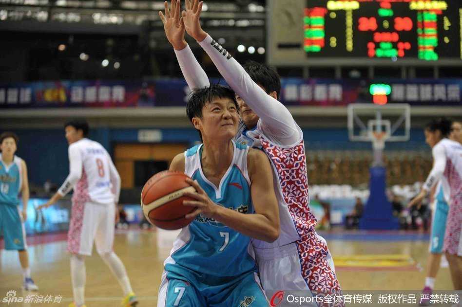 京城玫瑰主场绽放 许利民麾下女篮力擒沈部取连胜 史秀峰面对防守沉着冷静,一个逼真的投篮假动作点飞对手后,运球一步急停跳投,动作如行云流水般一气呵成。