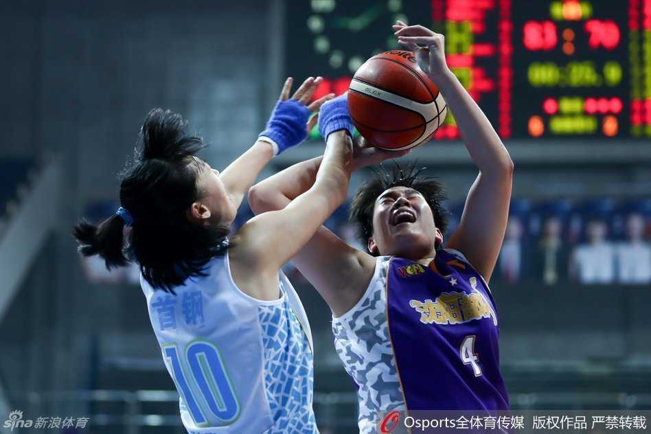 京城玫瑰主场绽放 许利民麾下女篮力擒沈部取连胜 许利民场边运筹帷幄,目光如炬紧盯着场上局势,双手比划着战术手势,仿佛要将必胜的信念传递给每一位弟子。