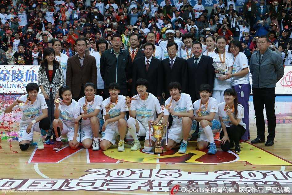 京城玫瑰傲雪绽放,三八节加冕WCBA女王 夺冠的喜悦必须有仪式感,姑娘们整齐划一站成排,面向镜头留下这张珍贵的全家福。闪光灯定格的不只是这一刻的荣耀,更是整支球队一个赛季同甘共苦、荣辱与共的深厚情谊。