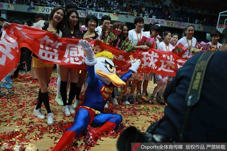 京城玫瑰傲雪绽放,三八节加冕WCBA女王 颁奖仪式后,邵婷怀抱MVP奖杯,脸上洋溢着甜美又略带羞涩的笑容。这座沉甸甸的奖杯不仅是对她个人能力的最好证明,更是她全面而稳健的领袖气质为球队带来的最宝贵财富。