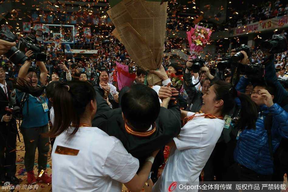 京城玫瑰傲雪绽放,三八节加冕WCBA女王 看台上,可爱的吉祥物也加入到了庆祝的队伍中,手舞足蹈地与观众互动。它萌萌的身影穿梭在欢乐的海洋里,与全场球迷共同分享着属于北京篮球的这一高光时刻。