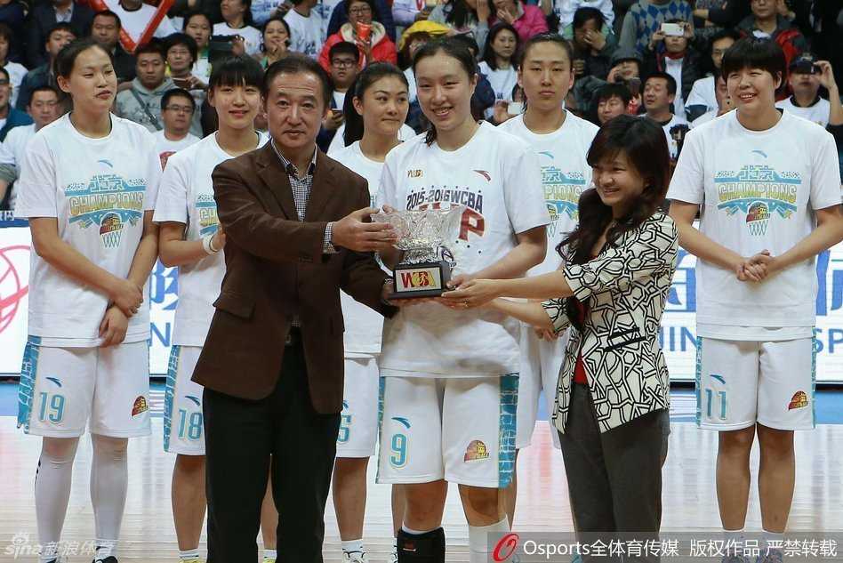 京城玫瑰傲雪绽放,三八节加冕WCBA女王 终场哨响的瞬间,北京女篮的姑娘们仿佛压抑了整个系列赛的情绪终于得以释放,她们在场地中央紧紧相拥,肆意地欢呼雀跃,橙色的喜悦在她们脸上绽放得如此绚烂。