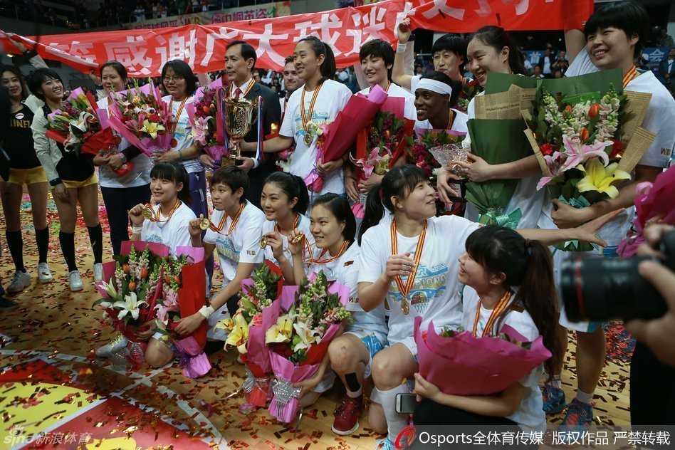 京城玫瑰傲雪绽放,三八节加冕WCBA女王 胜利的时刻,主教练许利民成为了队员们“围攻”的对象。大家一拥而上,将运筹帷幄的恩师高高抛向空中。这不仅是对他战术布置的肯定,更是对这位领路人最深情的致敬。