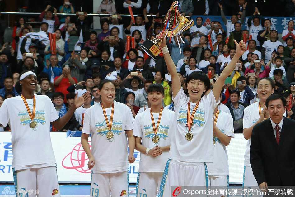 京城玫瑰傲雪绽放,三八节加冕WCBA女王 当比赛结束,队长从颁奖嘉宾手中接过那尊沉甸甸的总冠军奖杯时,全场掌声雷动。队员们簇拥在一起,高高举起的是奖杯,更是整个赛季的汗水与梦想,每个人的脸上都写满了骄傲。