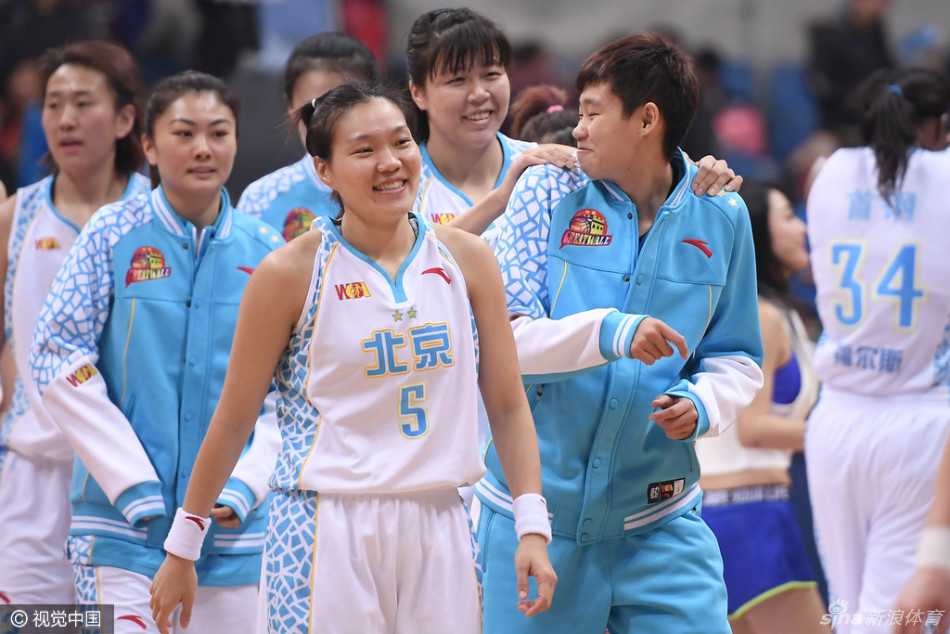 京城玫瑰傲霜绽放 新疆女篮虽败犹荣 北京队球员高颂在人群中抢下前场篮板,不等身体落地便直接将球补进篮筐,场边的替补席瞬间沸腾,全员挥舞着毛巾庆祝这记关键的二次进攻。