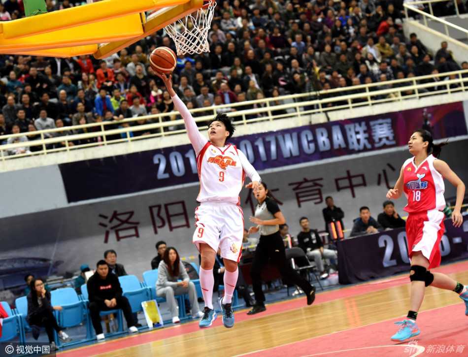 京城玫瑰傲霜绽放 新疆女篮虽败犹荣 比赛结束,新疆沃疆队的球员们神情落寞地走回替补席,一位队员用毛巾捂住脸庞,难掩心中的失落与不甘,背影写满了遗憾。