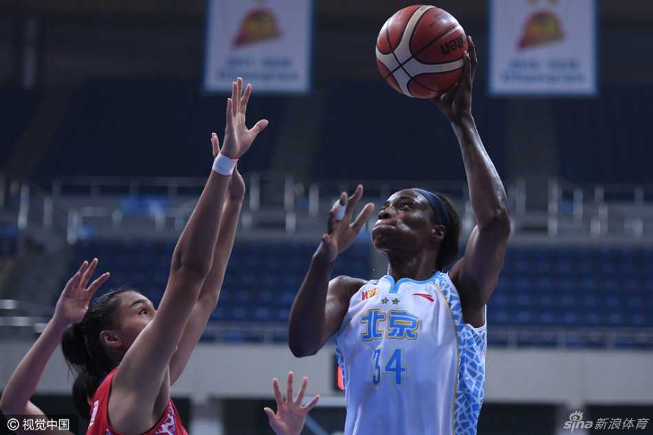 京城玫瑰傲霜绽放 新疆女篮虽败犹荣 北京队后卫杨半伴如同一道闪电杀入敌阵,面对补防球员,她巧妙地将球高高抛起,皮球划出一道彩虹弧线空心入网。