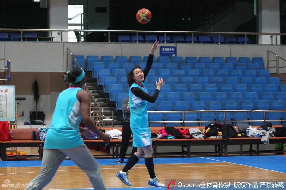 两位主教练在场边不期而遇，许利民指导面带微笑用手指点着球场，似乎在向展淑萍指导说着什么客套话，而展指导则双手背后，神情专注地聆听，大战前的宁静与张力在此刻定格。