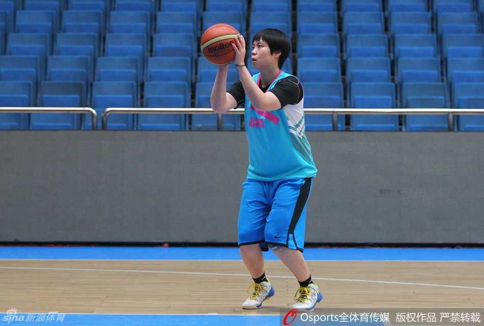 老将高颂结束个人投篮训练后，大步流星走向场边，接过球迷递来的签名笔。她额头的汗珠还未来得及擦拭，脸上却洋溢着温暖的笑容，满足了每一位伸长手臂的球迷的愿望。