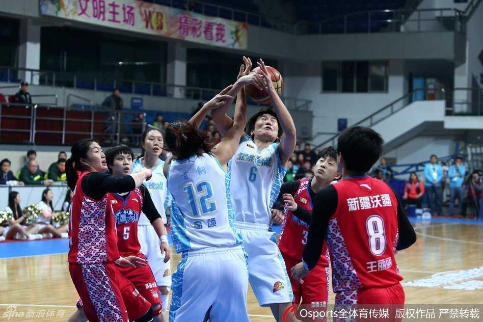 京城玫瑰虽败犹荣,无畏绽放——回眸WCBA京疆大战热血瞬间 北京队外援与张帆联手起跳,在新疆队员头顶强硬摘下前场篮板,瞬间点燃全场气势。