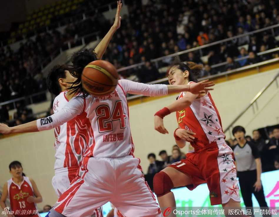 京城玫瑰虽败犹荣,无畏绽放——回眸WCBA京疆大战热血瞬间 新疆队核心球员运球突破,遭遇北京队两名球员关门防守,皮球几乎被捅掉,场面火星四溅。