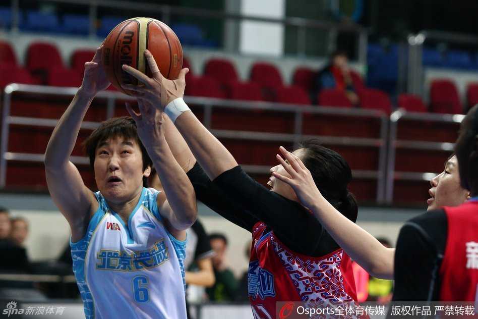 京城玫瑰虽败犹荣,无畏绽放——回眸WCBA京疆大战热血瞬间 张帆在篮下卡位要球,面对新疆外援高举高打的防守,依然利用脚步寻找上篮机会。