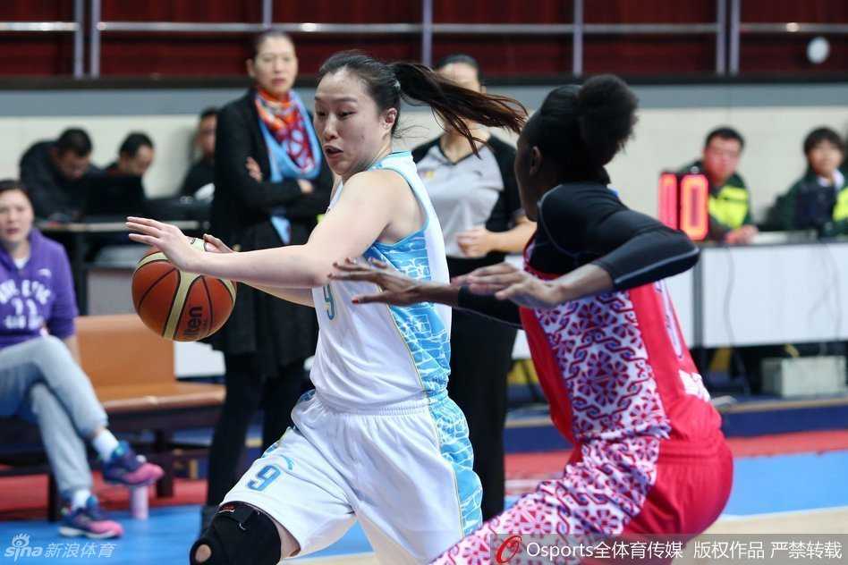 京城玫瑰虽败犹荣,无畏绽放——回眸WCBA京疆大战热血瞬间 邵婷强行突破上篮,在空中与新疆防守队员发生身体对抗,身体扭曲依然将球抛出。