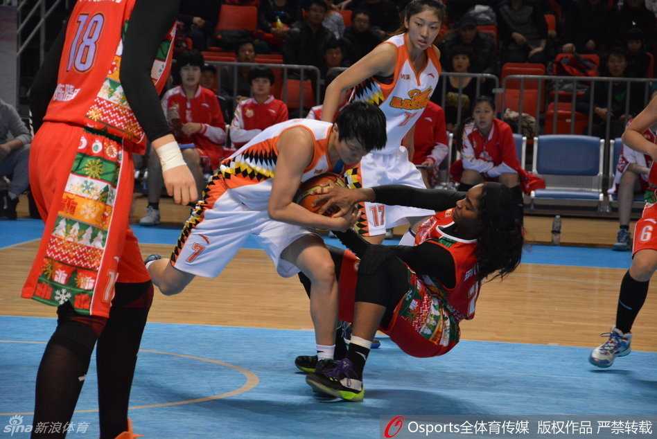 京城玫瑰虽败犹荣,无畏绽放——回眸WCBA京疆大战热血瞬间 孙晓雨底线突破后分球瞬间,眼神犀利寻找队友,新疆队防守球员扑防不及只能目送皮球。