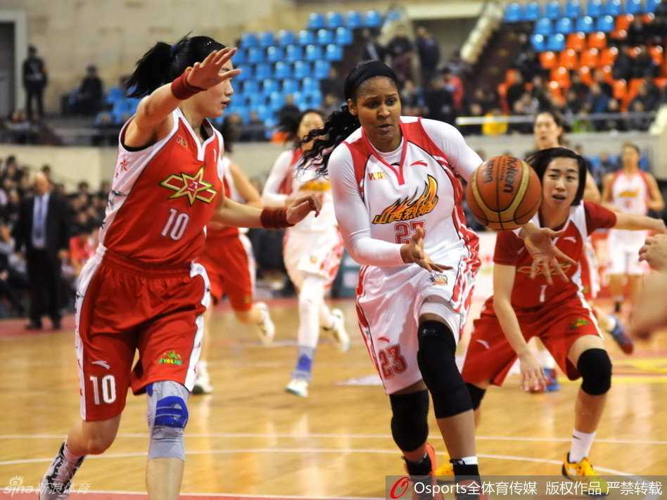京城玫瑰虽败犹荣,无畏绽放——回眸WCBA京疆大战热血瞬间 北京队后卫运球强行突破,新疆队两名防守球员前后夹击,突破路线被完全封死仍在奋力前行。