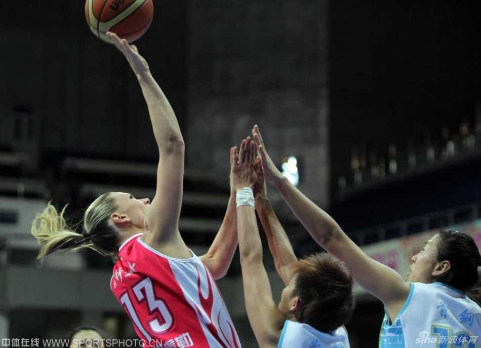 佩妮-泰勒在严密防守下觅得良机，轻盈跃起，手腕柔和一抖，皮球划出美妙弧线，上演一出精彩的指尖艺术。