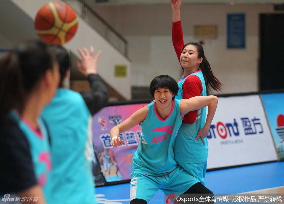 国手邵婷在训练间隙用手腕擦拭汗水，眼神坚毅地望向篮筐，上一场狂砍31分的火热手感让她在赛前加练中格外专注。