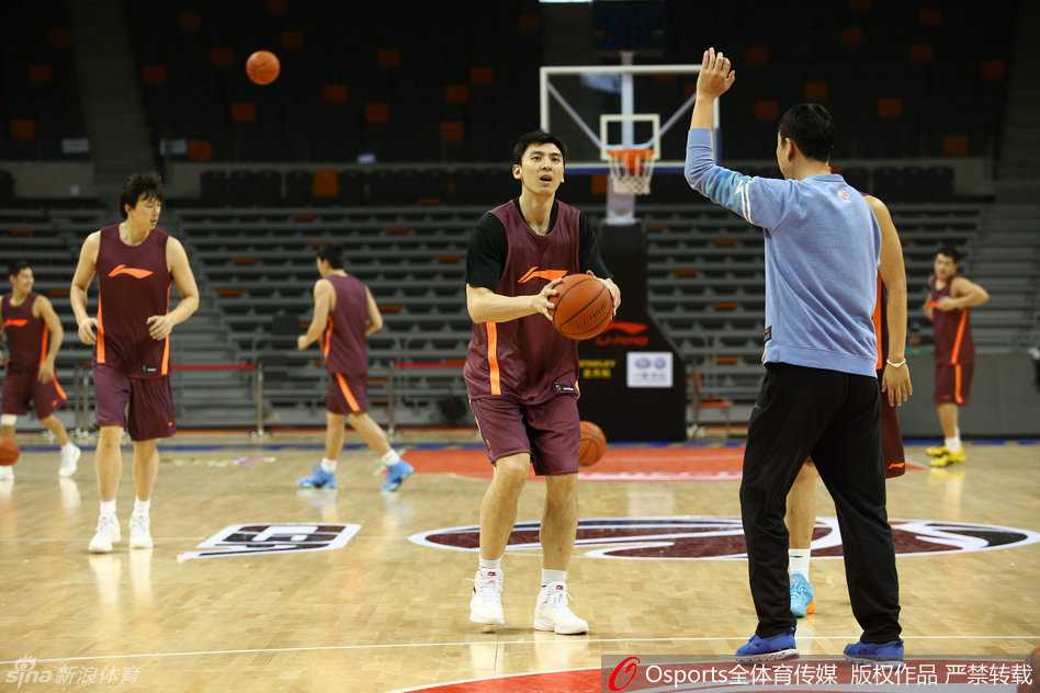 孙悦面带微笑，在训练中显得游刃有余。他运球快速突破，面对空篮轻松挑篮得手，仿佛在向人们宣告他已经从伤病中完全恢复。