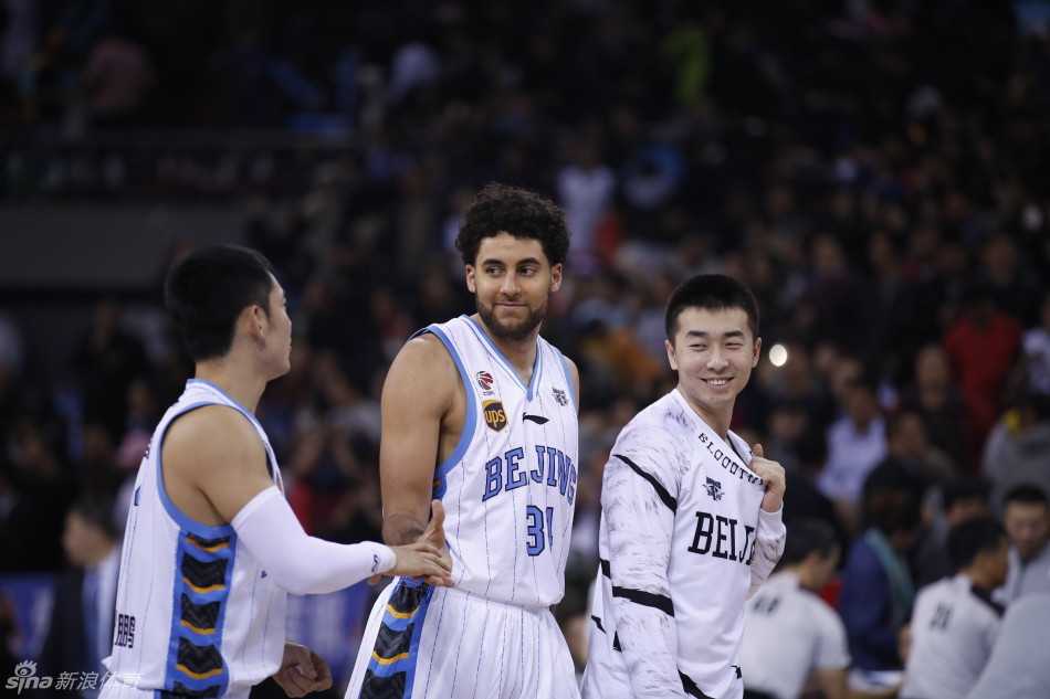 京城男篮冬日热血战记:马布里率新援恶斗内线群雄 马布里运球穿越层层防线,眼神如炬,在对手的围堵中寻找那一丝转瞬即逝的突破内线缝隙。