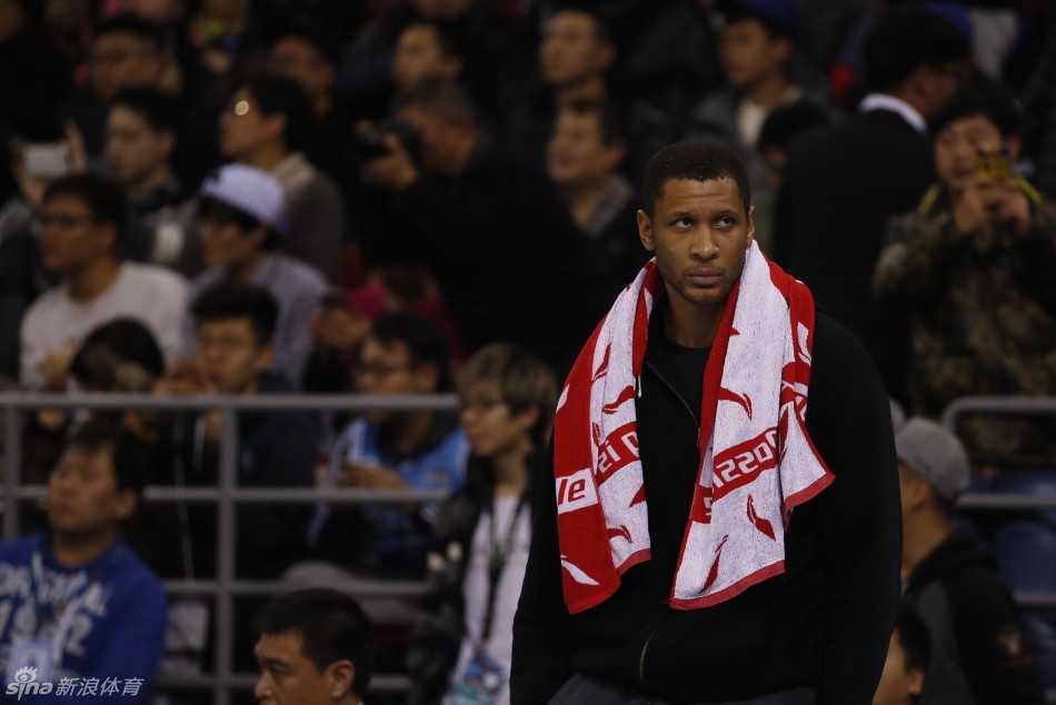 京城男篮冬日热血战记:马布里率新援恶斗内线群雄 孙悦高举双臂干扰对手传球,脸上写满坚毅,在他身旁,莫里斯已经卡住位置准备拼抢篮板。