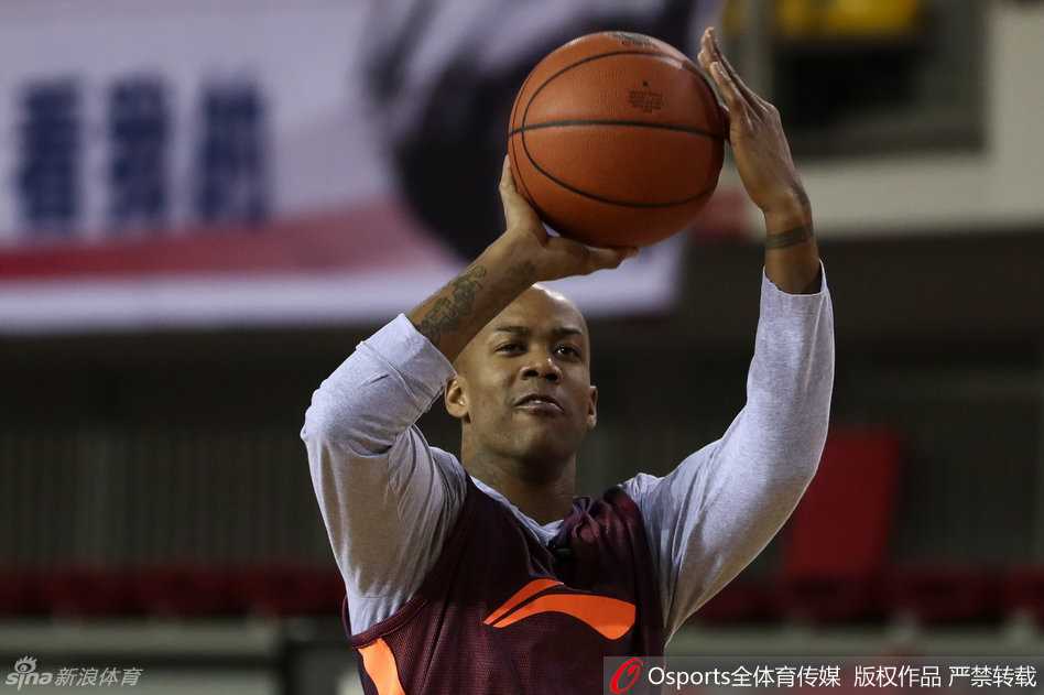 京城男篮初冬练兵忙 将帅齐心备战气氛欢 核心外援马布里在训练间隙露出标志性笑容,眼神中透露出对季后赛的坚定与自信