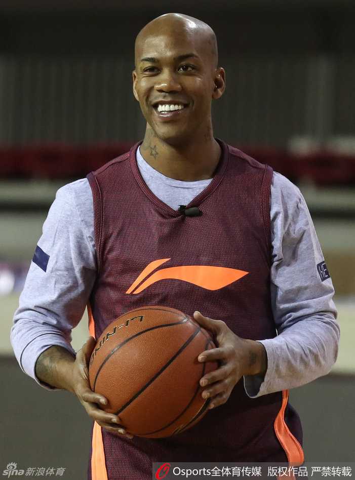 京城男篮初冬练兵忙 将帅齐心备战气氛欢 射手孙悦在三分线外从容出手,经历过伤病恢复的他,投篮动作依旧舒展标准