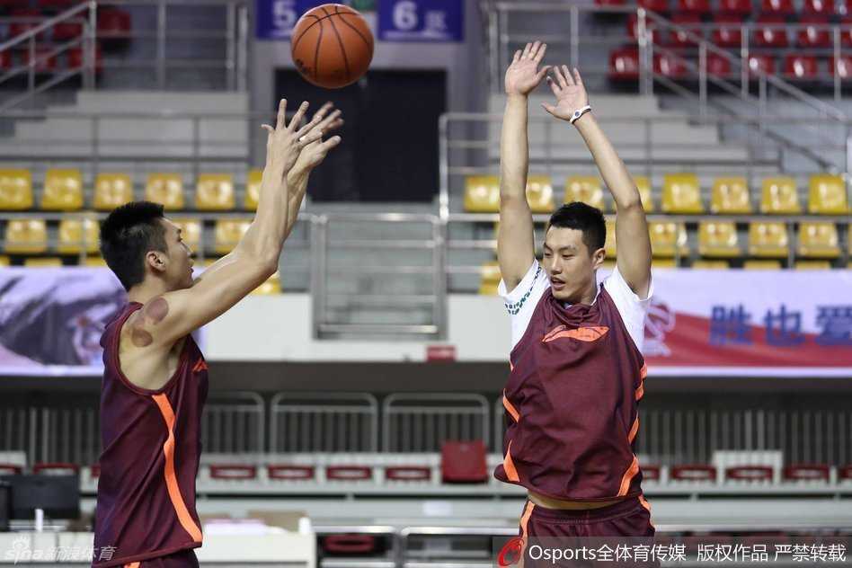 京城男篮初冬练兵忙 将帅齐心备战气氛欢 方硕神态轻松地出现在训练场,作为后场新星,他正以平和心态迎接挑战