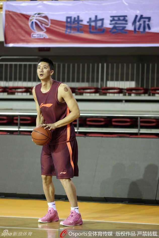 京城男篮初冬练兵忙 将帅齐心备战气氛欢 翟晓川搞怪防守孙悦,他张开双臂表情夸张,用特有的激情为训练增添欢乐气氛