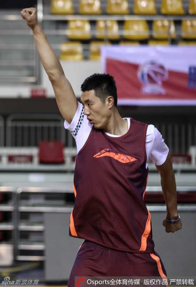 京城男篮初冬练兵忙 将帅齐心备战气氛欢 翟晓川展示运球技巧,动作虽不花哨但充满力量感,脸上带着顽皮的笑意