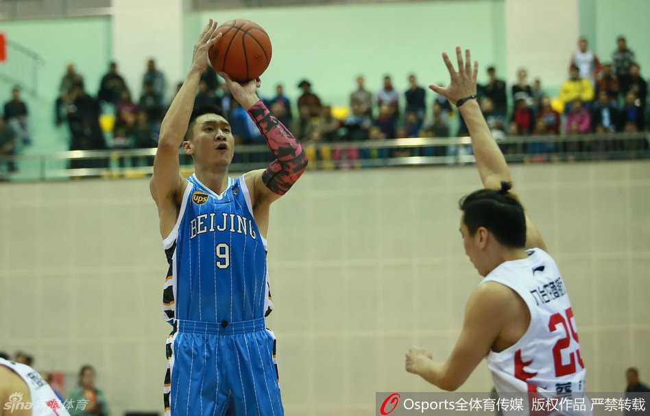 京城男篮怀仁练兵记 方硕在罚球线上气定神闲,稳稳命中为球队添分