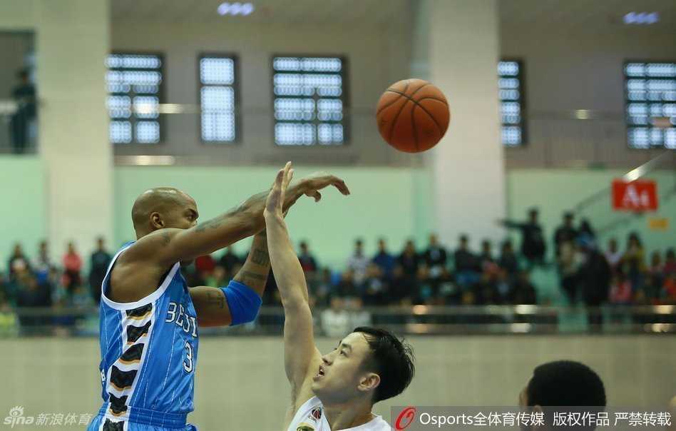 赛场上激烈对抗，双方球员在禁区展开硬碰硬的肉搏战