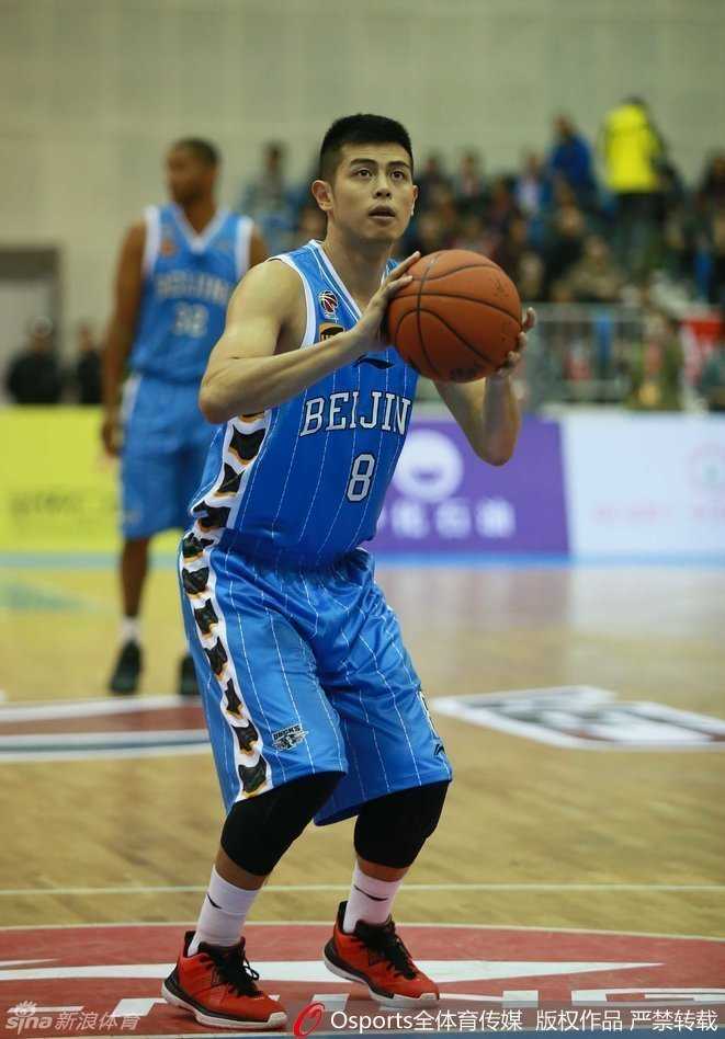 京城男篮怀仁练兵记 北京男篮众将团结一心,在季前赛中展现出强大的团队实力