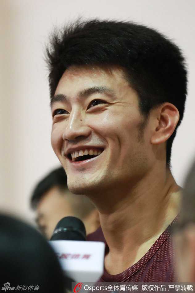 功勋外援莫里斯专注地进行着投篮练习，休赛期减重后的他动作更加灵活，展现出焕然一新的竞技状态。