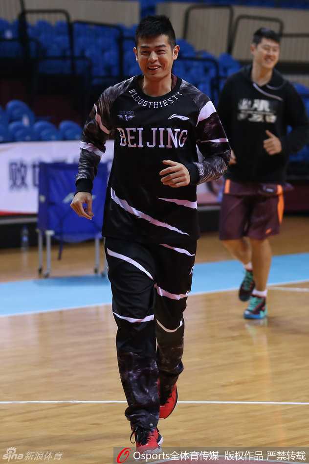 功勋教头闵鹿蕾双手抱膝，神情严肃地观察着训练场上的攻防，眼神中透露出对细节的极致追求。