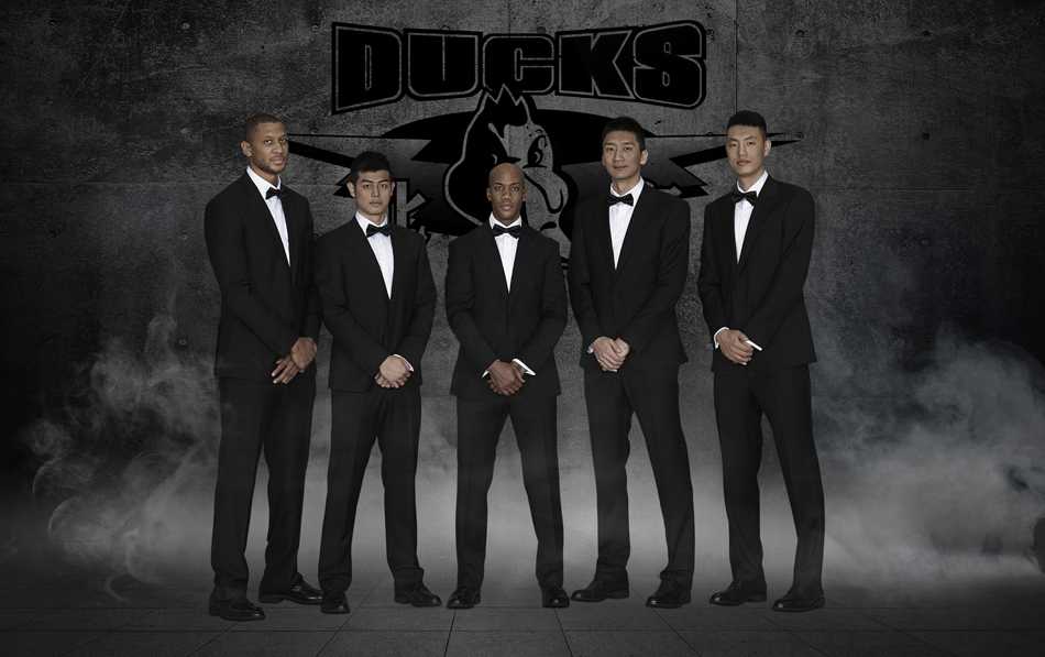 翟晓川与朱彦西并肩而立，西装革履难掩青春锋芒，昔日搭档此刻默契十足，静待哨响。