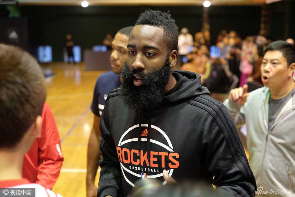 京城篮坛传奇交汇 大郅哈登校园携手点燃少年篮球梦 活动的尾声,所有人在北京四中的篮球馆内定格下灿烂的笑容。哈登、王治郅与满脸稚气却满怀梦想的孩子们簇拥在一起,这张合影不仅记录了2016年的那个秋日,更见证了一颗颗篮球种子的悄然萌发。