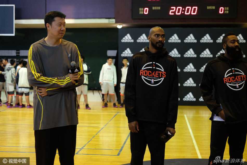 京城篮坛传奇交汇 大郅哈登校园携手点燃少年篮球梦 王治郅身穿黑色运动服,专注地进行着赛前的肌肉拉伸,他柔和的动作和专注的眼神,透露出这位老将对自己身体的极致爱护,即便只是一场校园活动,也全力以赴。