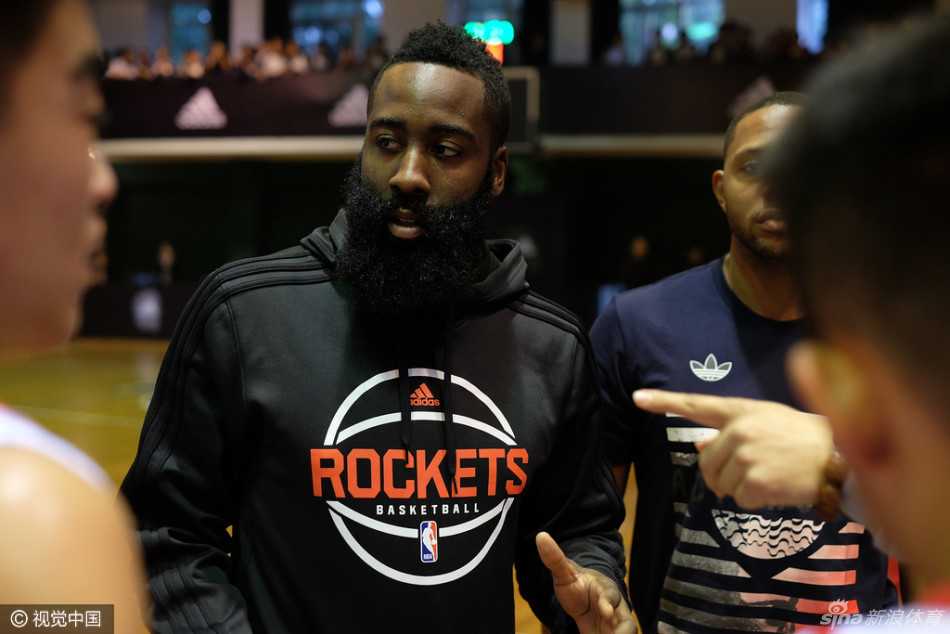 京城篮坛传奇交汇 大郅哈登校园携手点燃少年篮球梦 哈登弯下腰,全神贯注地纠正着小球员的运球手型,他那认真的模样仿佛在打磨一件艺术品,而小球员眼中闪烁的光芒,正是对篮球未来最美好的憧憬。