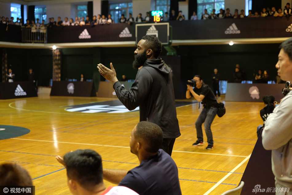 京城篮坛传奇交汇 大郅哈登校园携手点燃少年篮球梦 历史的瞬间被镜头捕捉,哈登微笑着主动伸出手,与王治郅完成了一次响亮的击掌。这一掌,击碎的是语言的隔阂,传递的是篮球世界的薪火相传与英雄相敬。