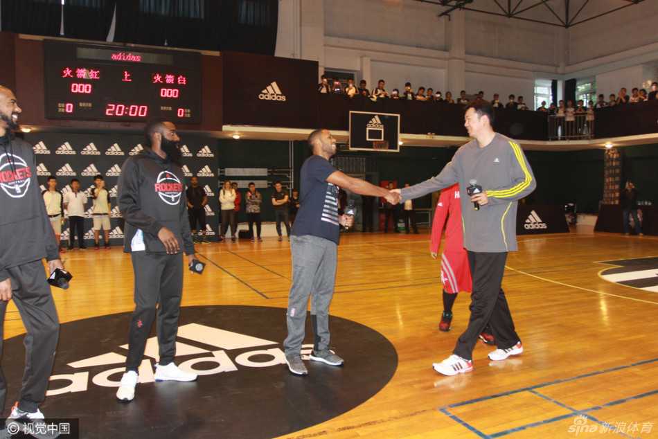 京城篮坛传奇交汇 大郅哈登校园携手点燃少年篮球梦 身披火箭战袍的詹姆斯-哈登刚一踏进北京四中篮球馆,便张开双臂向沸腾的人群致意,脸上洋溢着标志性的大胡子笑容,仿佛将NBA的璀璨星光带到了校园赛场。