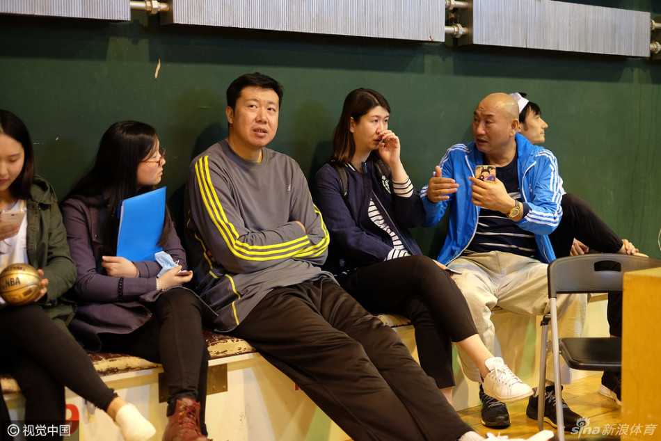 京城篮坛传奇交汇 大郅哈登校园携手点燃少年篮球梦 哈登在场边为小球员的精彩表现激动鼓掌,他身旁的队友们也同样起立喝彩,场上的汗水与场下的欢呼交织成一曲动人的篮球乐章,完美诠释了“无兄弟,不篮球”的真谛。