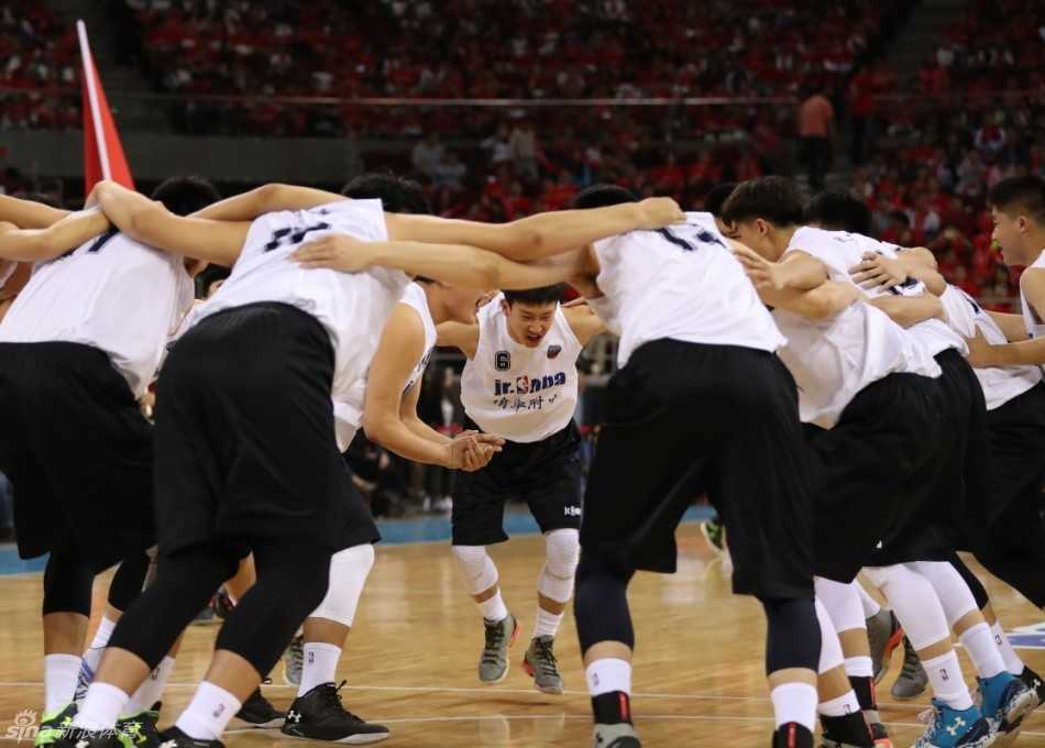 赛后，清华附中的内线屏障高高跃起，在对手的围堵中摘下关键的篮板球，这一瞬间的肌肉碰撞与顽强斗志，正是这场冠军战最真实的写照。